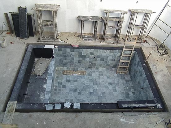 Piscina impermeabilizada com Revest finalizada — assentamento de revestimento com azulejo