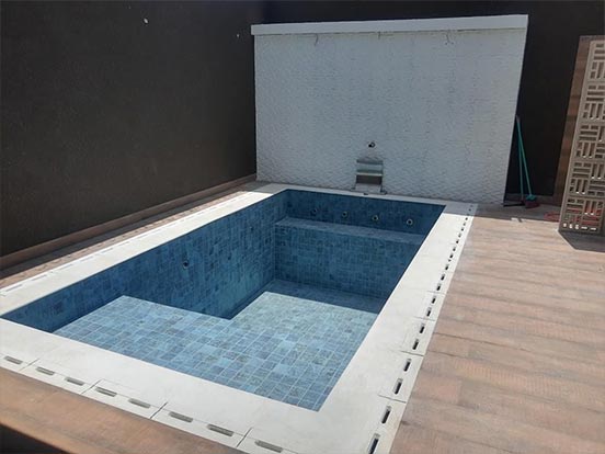 Piscina impermeabilizada com Revest finalizada — assentamento de revestimento com azulejo