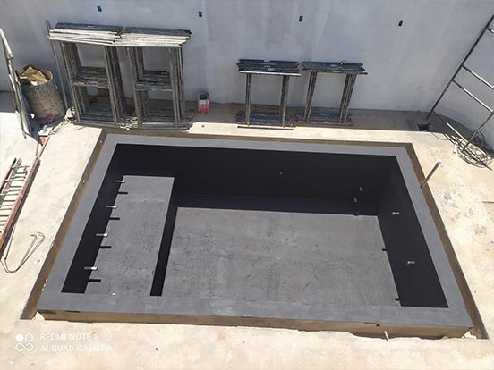 Piscina impermeabilizada com Revest finalizada — membrana contínua cinza, pronta para revestimento