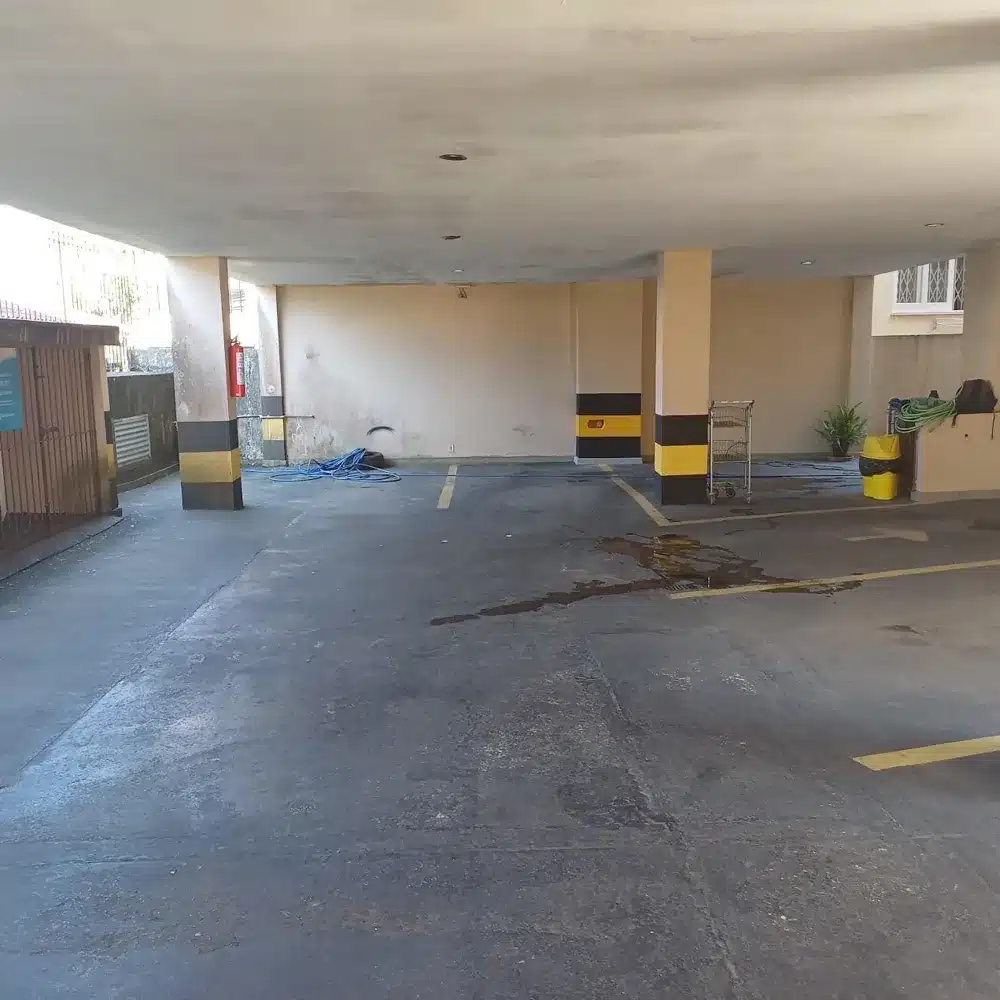 Garagem antes da aplicação: piso de concreto deteriorado
