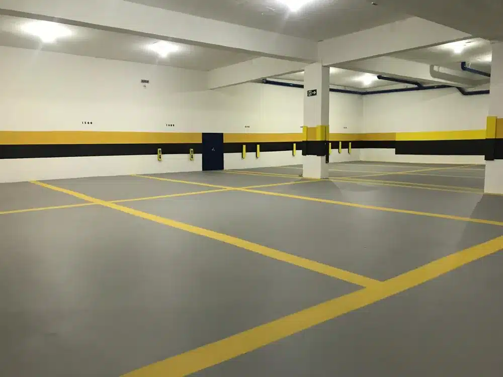 Garagem do Edifício Zodíacos: piso pintado e impermeabilizado com faixas de vaga amarelas