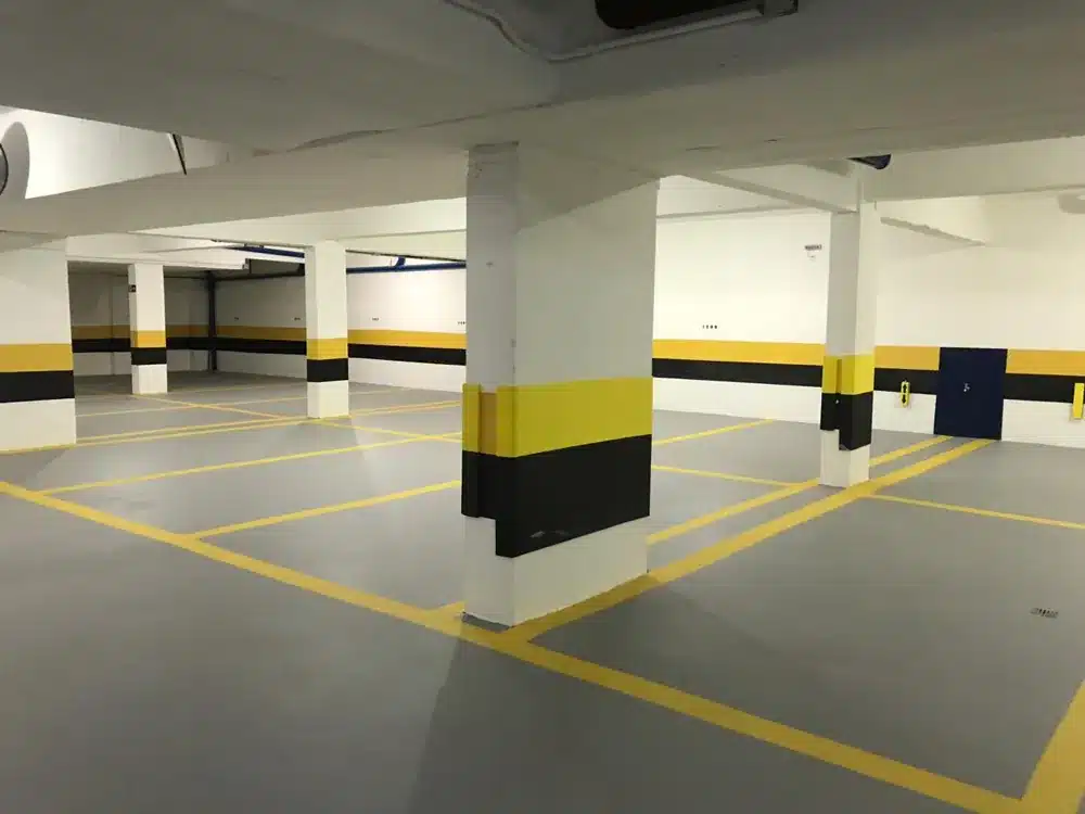 Colunas e piso sinalizados no Edifício Zodíacos com o Sistema Parking 3.0