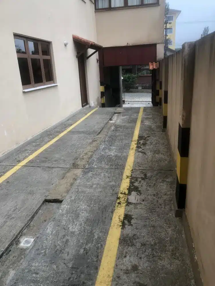 Rampa de garagem antes: concreto exposto e escorregadio
